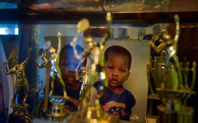 他不仅承担 他不仅承担