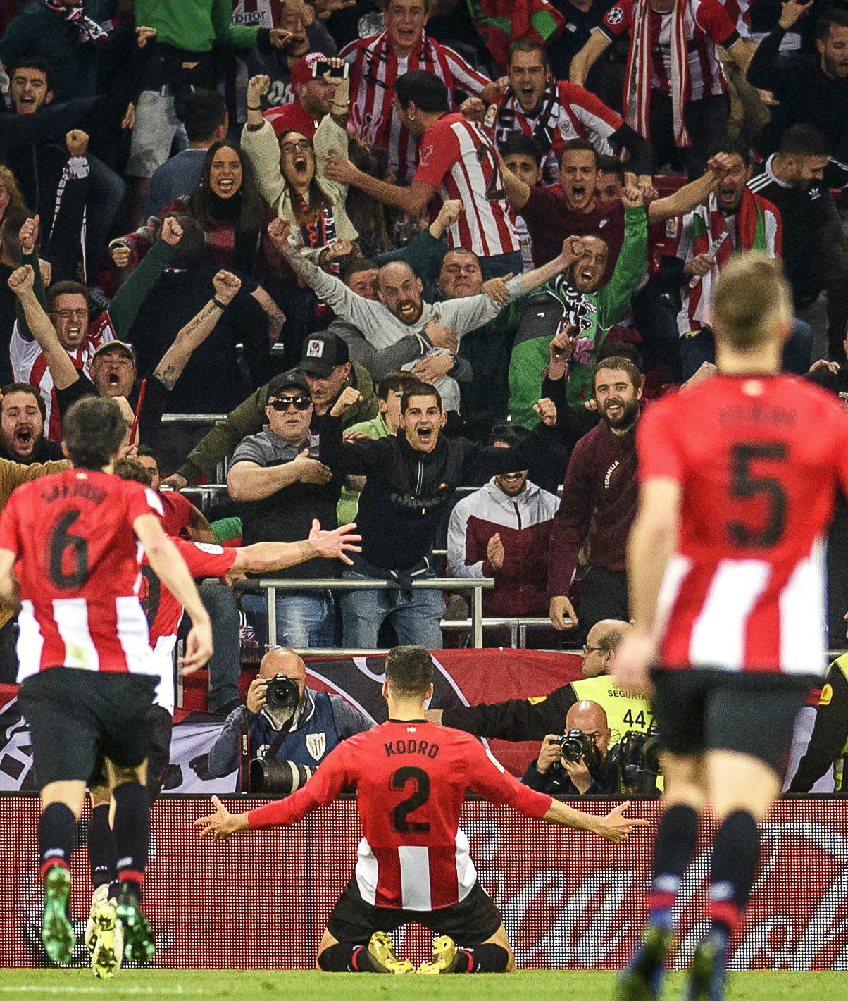 把队友打活 把队友打活